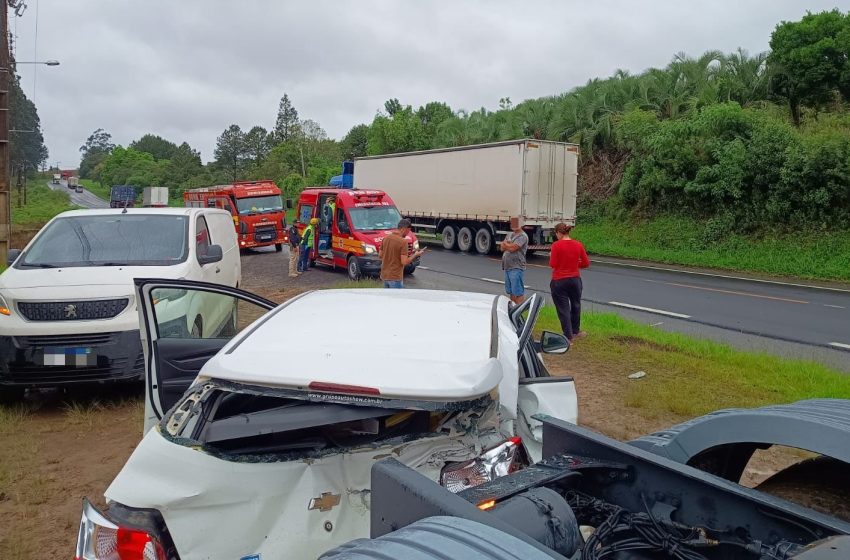  BR-280: Homem ferido em batida com caminhão
