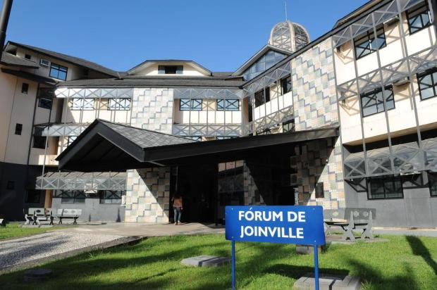  Mulher que ficou com pinça no corpo após cirurgia cardíaca é indenizada