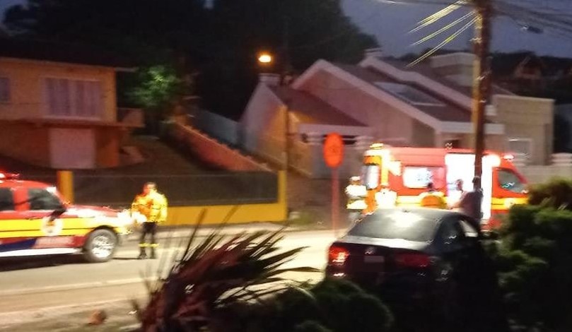  COLISÃO EM POSTE: Na manhã de domingo