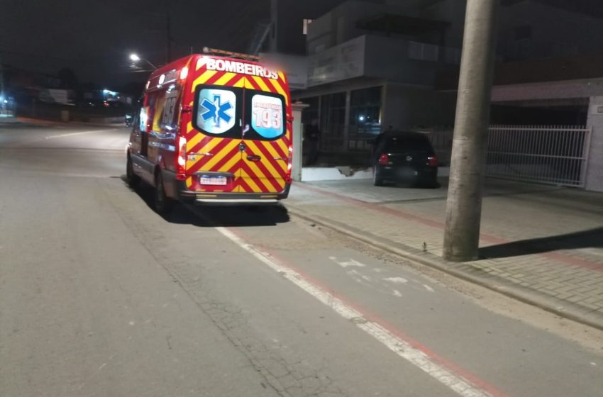  Carro bate em muro no bairro Colonial