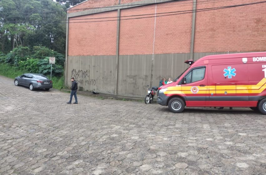  Motoqueiro é conduzido ao hospital com suspeita de fratura