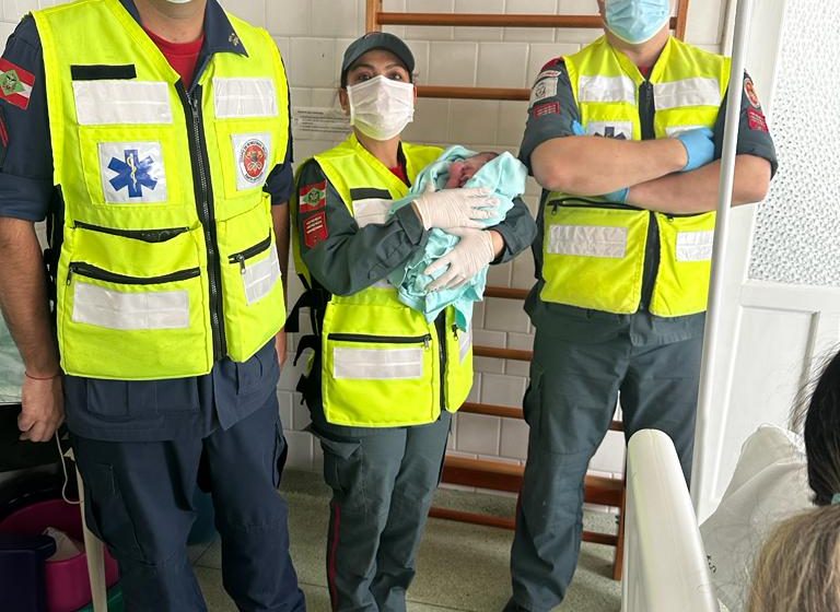  Bebê nasce no momento em que a mãe chega ao hospital