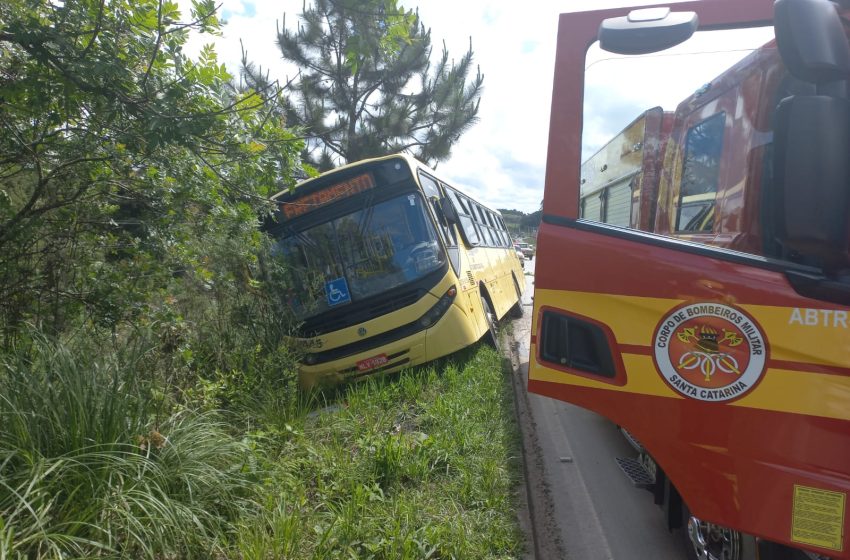  Ônibus sofre saída de pista e deixa duas pessoas feridas