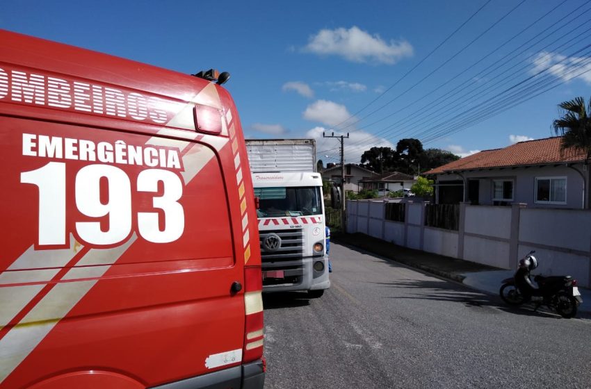  Caminhão e moto colidem no bairro Cruzeiro