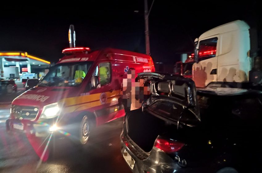  Colisão frontal entre carro e caminhão deixa três feridos