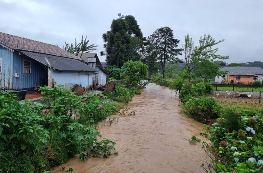  Chuvas não dão trégua e Rio Banhados sai da ‘caixa’