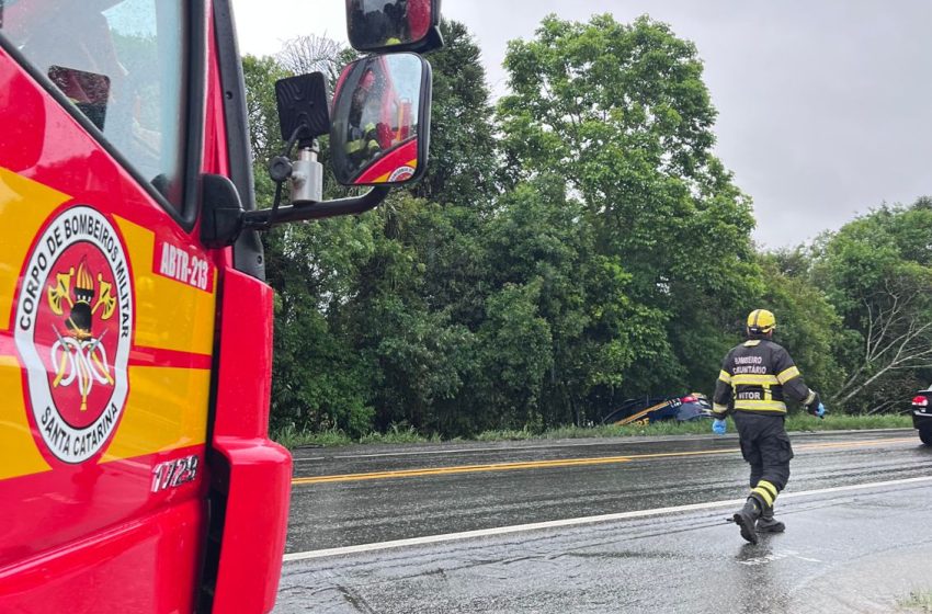  Caminhão colide em viatura da PRF e deixa um ferido
