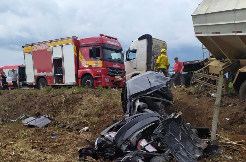  Acidente deixa quatro mortos e carro partido ao meio em Santa Catarina