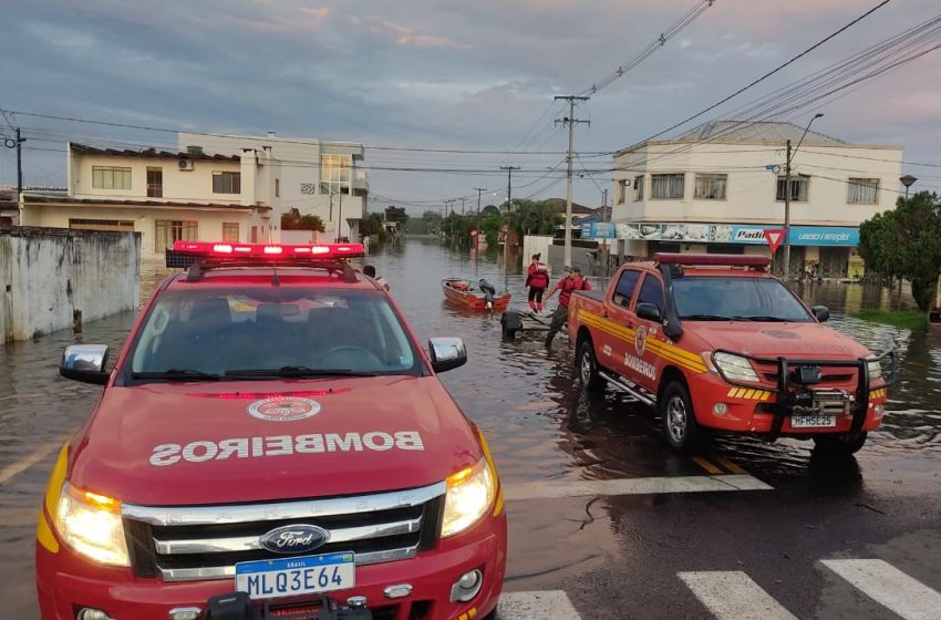  Sete pessoas são resgatadas pelos bombeiros