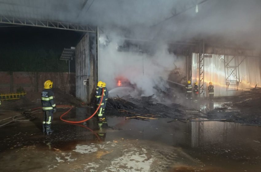 Incêndio atinge edificação comercial