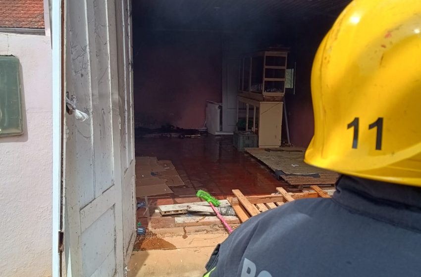  Colchão pega fogo e bombeiros são acionados