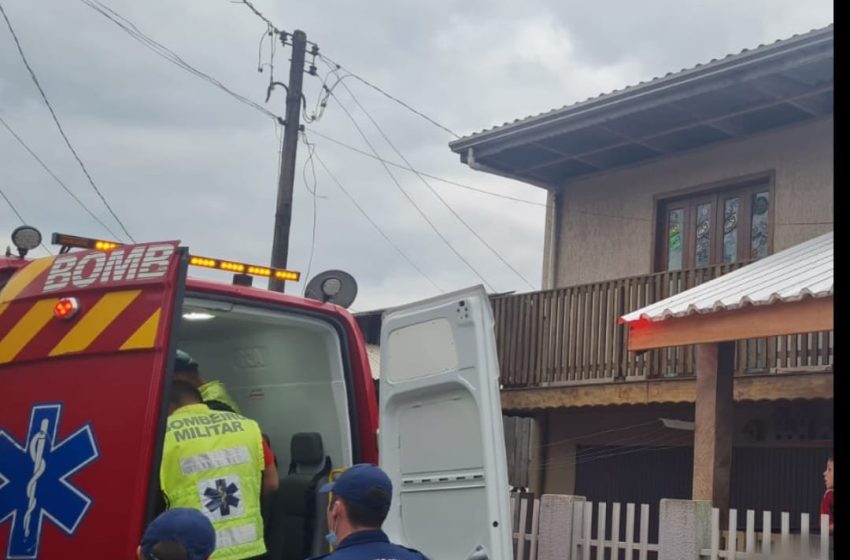 Homem cai de telhado e fica ferido