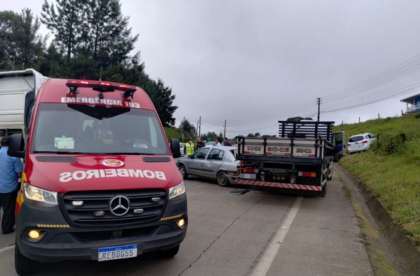  Acidente na SC-418 envolve quatro veículos