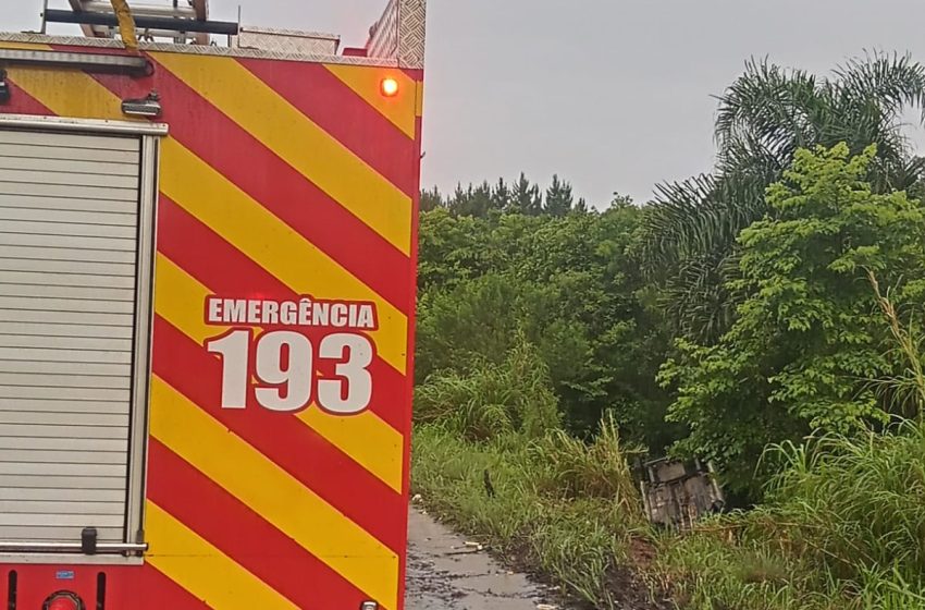  Carro capota e motorista sai ileso