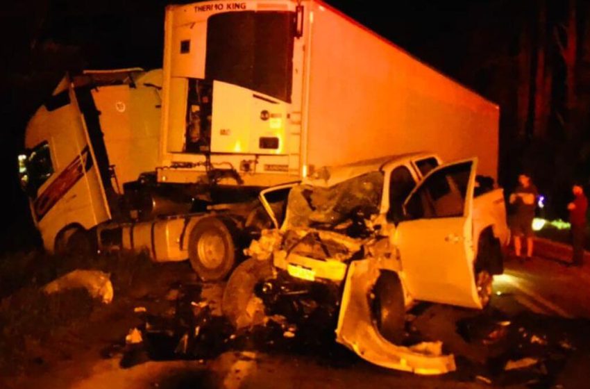  Motorista de caminhonete morre em acidente com carreta na BR-470