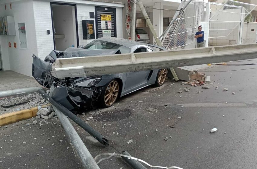  Porsche de R$ 1 milhão parte poste ao meio e causa confusão em Itapema