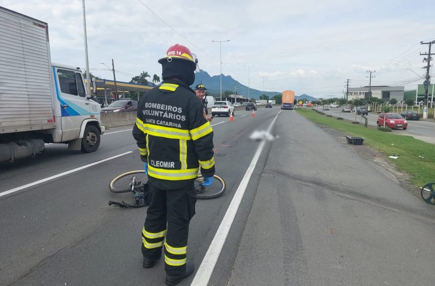  Ciclista morre após ser atingido por caminhão na BR-280