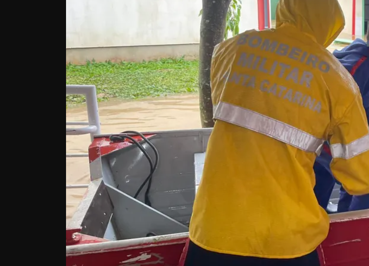  Crianças e professores são resgatados de barco após escola ficar isolada com alagamento