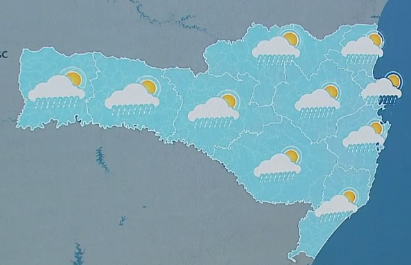  Forte chuva alaga ruas e destelha casas