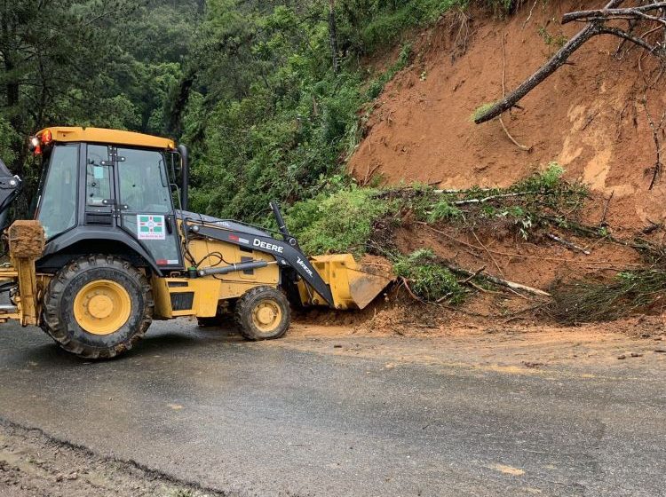  Novo deslizamento fecha pista no bairro Schramm