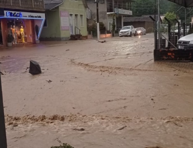  Rio Itajaí-Mirim atinge nível histórico em Vidal Ramos