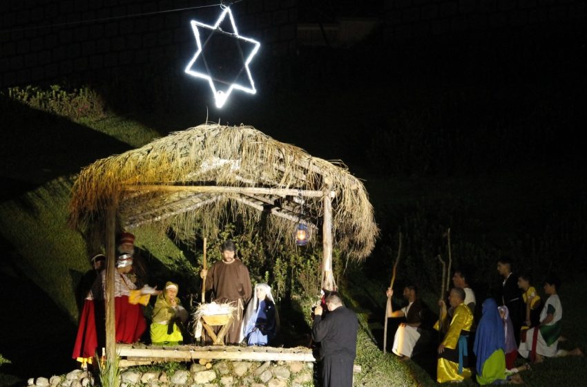  Espetáculo da arte e de luzes na noite de sábado