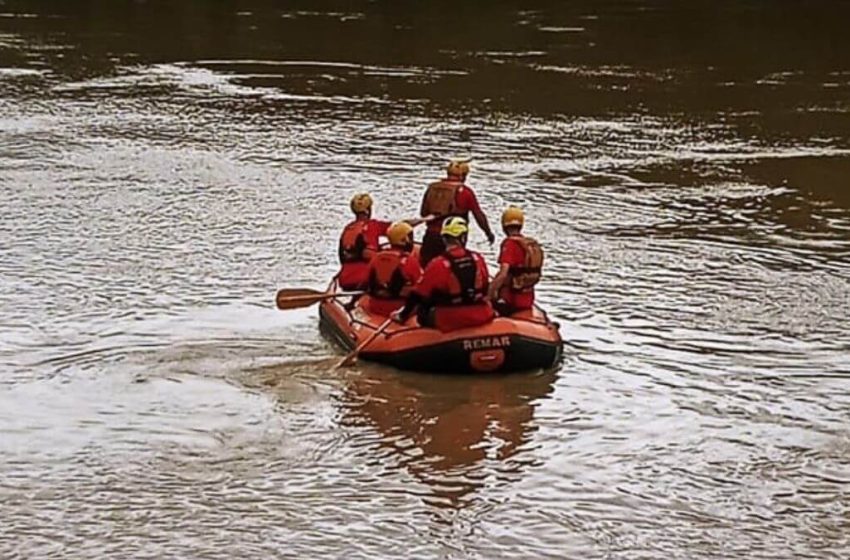  Pai e filho desaparecem no Rio Itajaí-Açu após canoa virar
