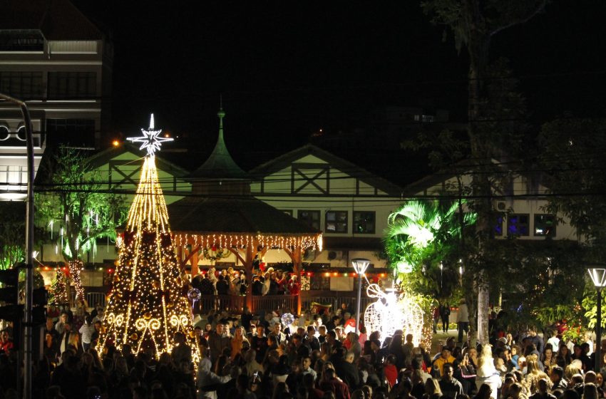  Teatro e acendimento de luzes marcam noite natalina em São Bento do Sul
