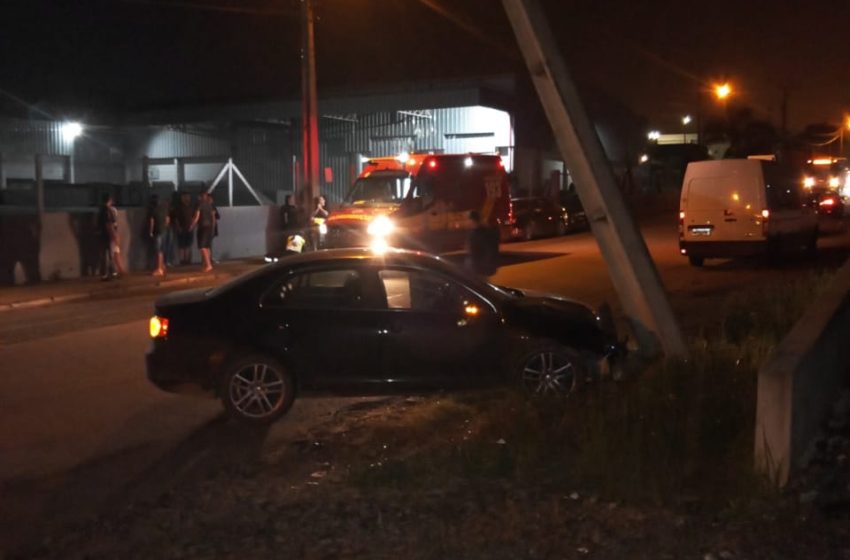  Batida em poste deixa um ferido