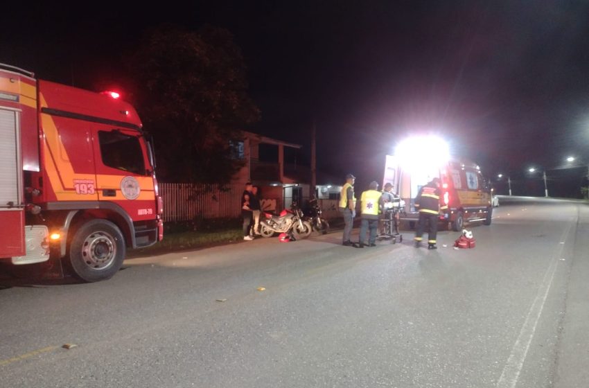 Mulher cai de motocicleta em movimento