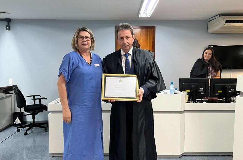  Desembargador recebe moção de aplausos