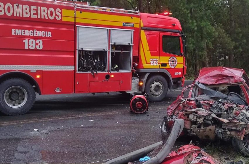  Acidente entre carro e caminhão mata duas pessoas