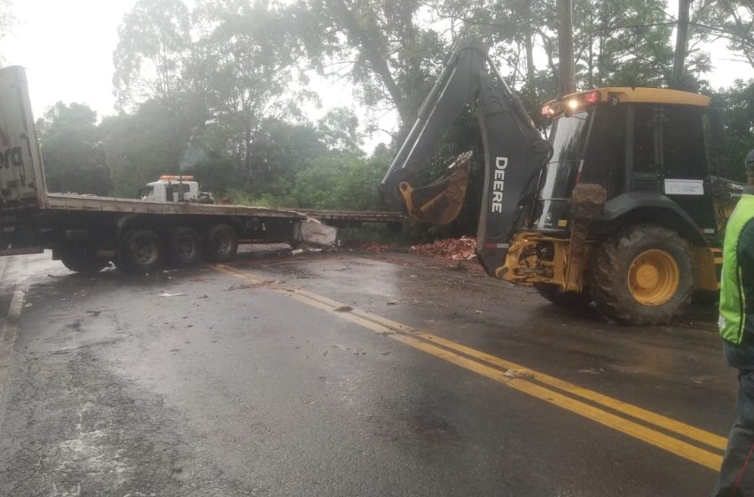  Dois feridos gravemente em acidente que interdita a BR-470 no Alto Vale