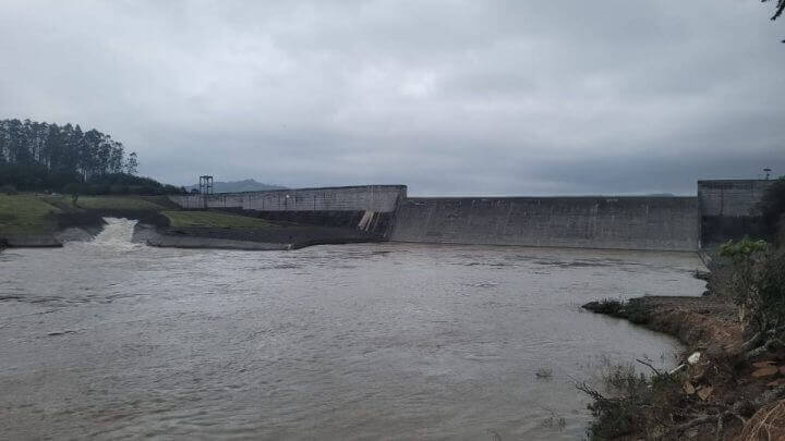  Alto Vale em estado de alerta para enchente; moradores de Taió começam a evacuar as casas