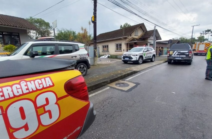  Ex-marido mata mulher no meio da rua em Gaspar
