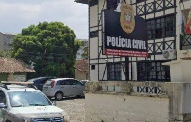  Criança vê a mãe ser encharcada de gasolina pelo padrasto em tentativa de feminicídio