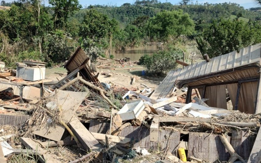  Enchente histórica faz casas inteiras virarem amontoados de madeira em Trombudo Central