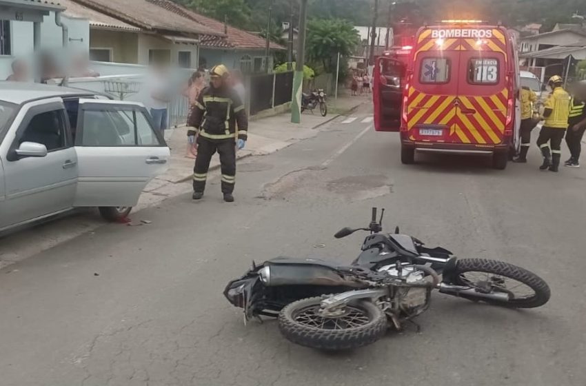  Dois feridos em acidente com moto