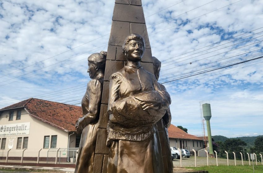 Monumento homenageia Mulheres imigrantes de São Bento do Sul