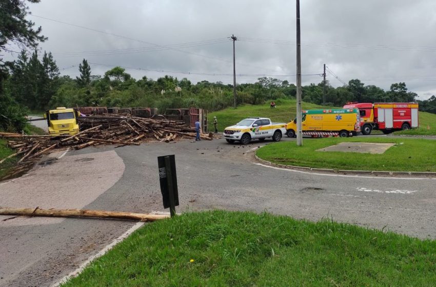  Carreta tomba na BR-116 e motorista fica ferido