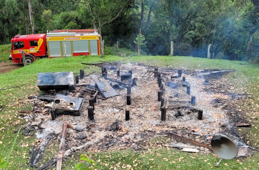  Incêndio destrói residência na manhã desta terça-feira