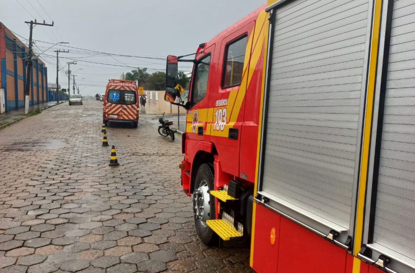  Carro e moto colidem e uma pessoa fica ferida