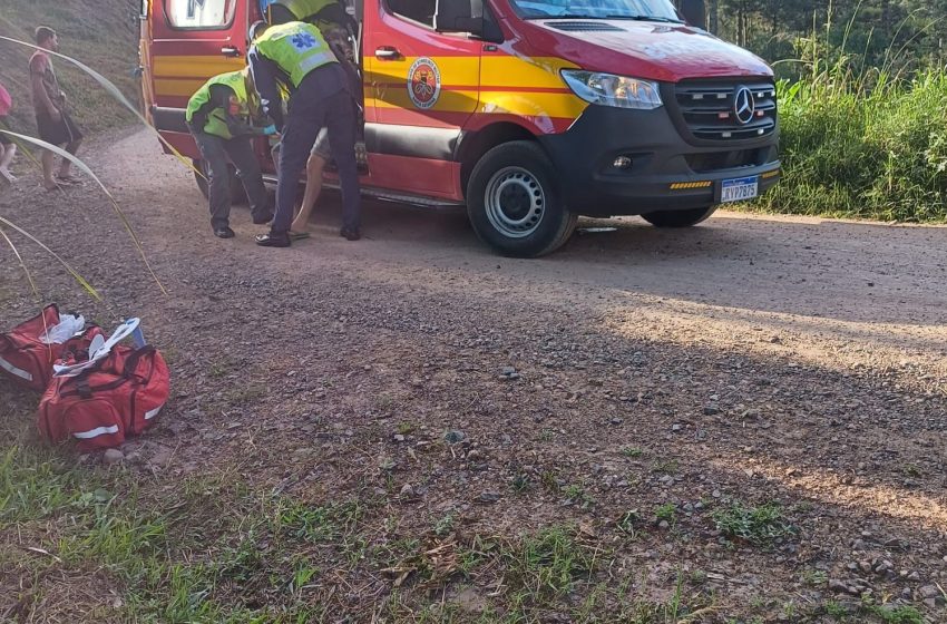  Queda de motocicleta deixa dois feridos