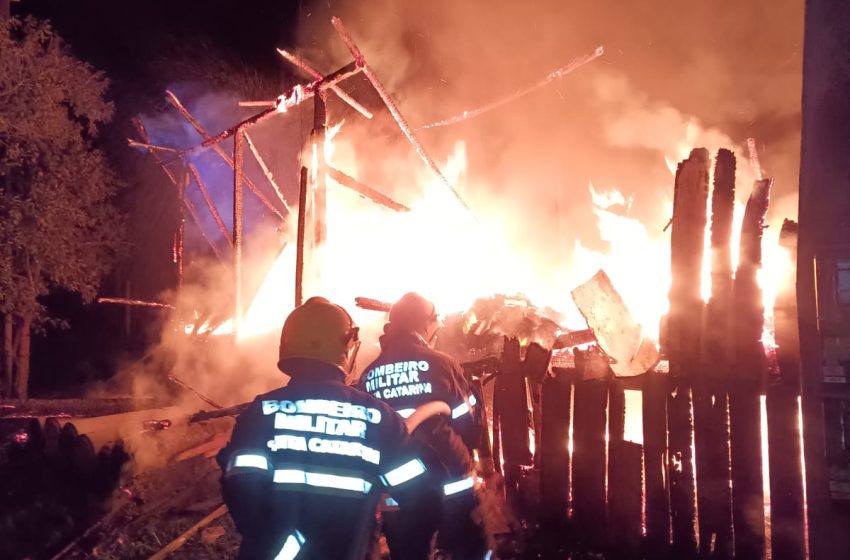  Casa é destruída por incêndio
