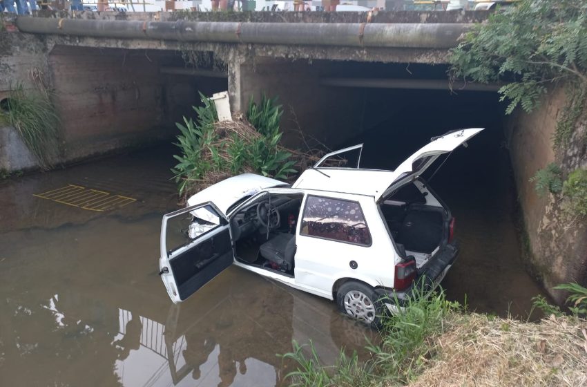  Veículo cai em rio e condutor fica ferido