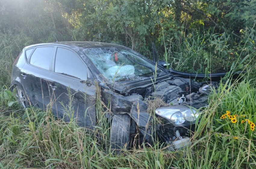  Carro capota e condutor sai ileso