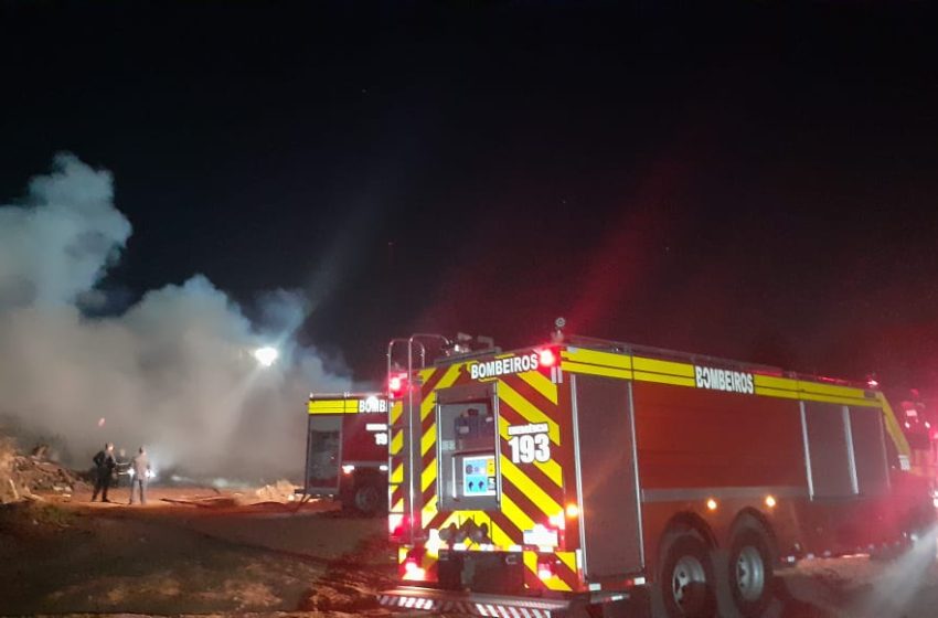 Fogo em entulhos mobiliza Bombeiros