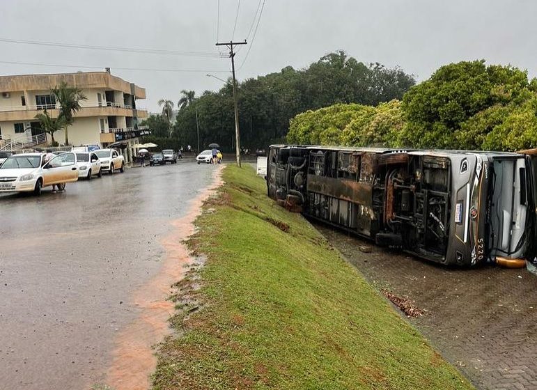 Ônibus com passageiros de Santa Catarina tomba no RS e deixa mais de 30 feridos