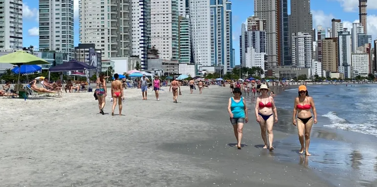  Turista morre afogado e 2 pessoas são arrastadas por correnteza em Balneário Camboriú