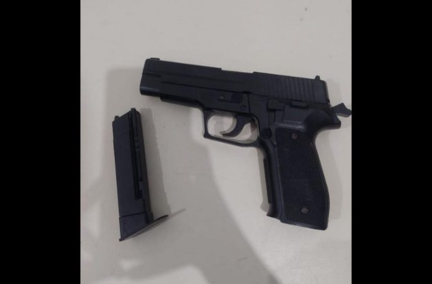  Adolescente é detido com arma falsa